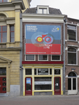 906970 Gezicht op de voorgevel van het pand Ganzenmarkt 2 te Utrecht, met boven op de gevel een grote banner voor de ...